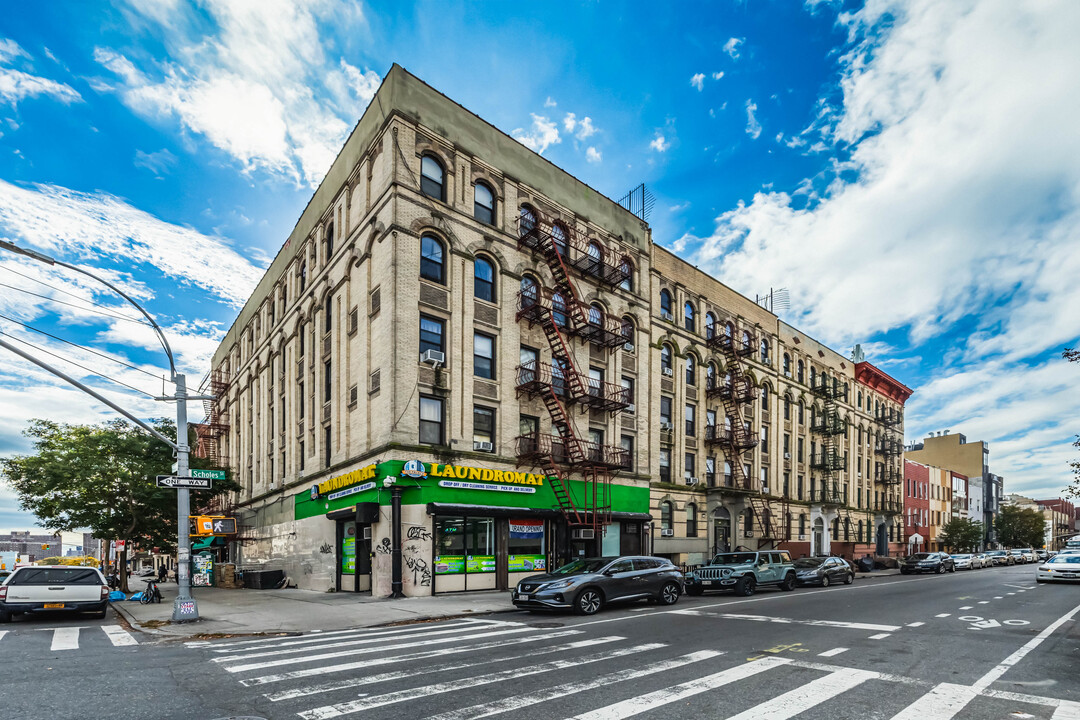 218 Scholes St in Brooklyn, NY - Building Photo