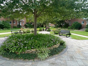 Wildwood & Soundview Garden Apartments in Port Washington, NY - Foto de edificio - Building Photo
