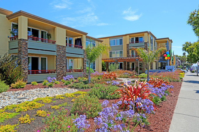 Shoreline Apartments in Alameda, CA - Building Photo - Building Photo