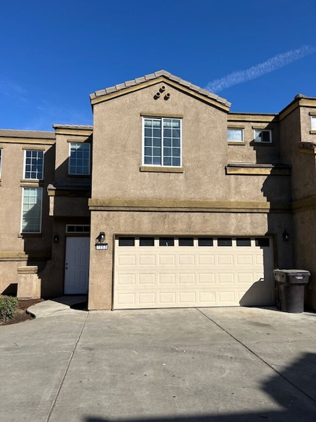 1068 Goble Ct in Tulare, CA - Foto de edificio - Building Photo