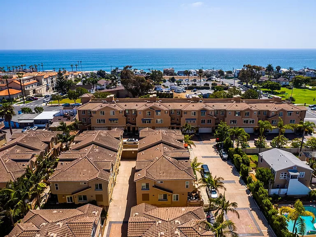 2748 Carlsbad Blvd in Carlsbad, CA - Foto de edificio - Building Photo