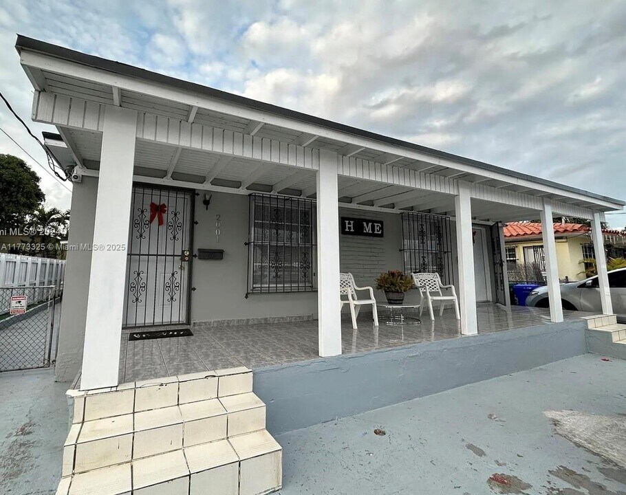 1999 NW 2nd St in Miami, FL - Building Photo