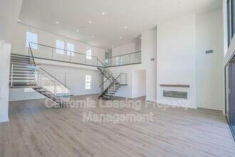 24111 W Corte Escarpa in Santa Clarita, CA - Building Photo - Building Photo
