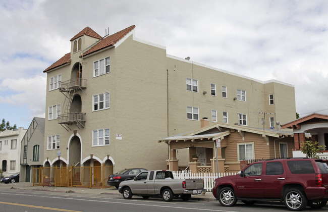 5142 Bancroft Ave in Oakland, CA - Foto de edificio - Building Photo