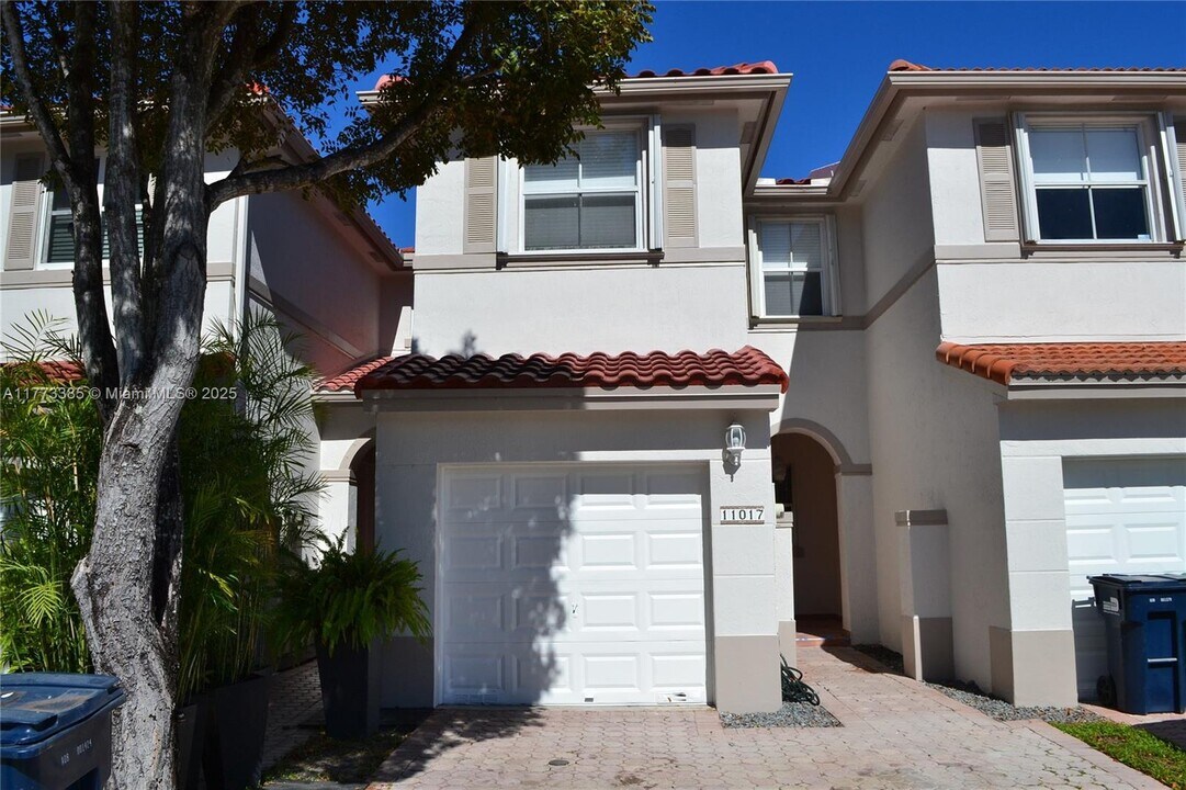 11017 NW 43rd Ln in Doral, FL - Building Photo