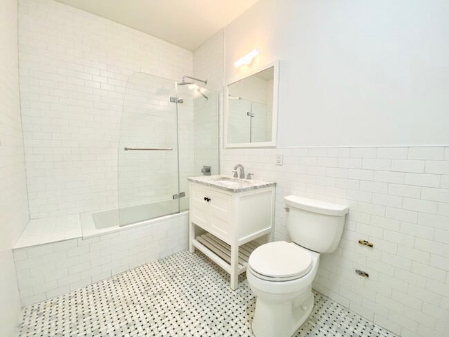 225  Howard Ave in Brooklyn, NY - Building Photo - Interior Photo