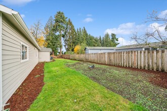 1460 Barn St in Woodburn, OR - Building Photo - Building Photo