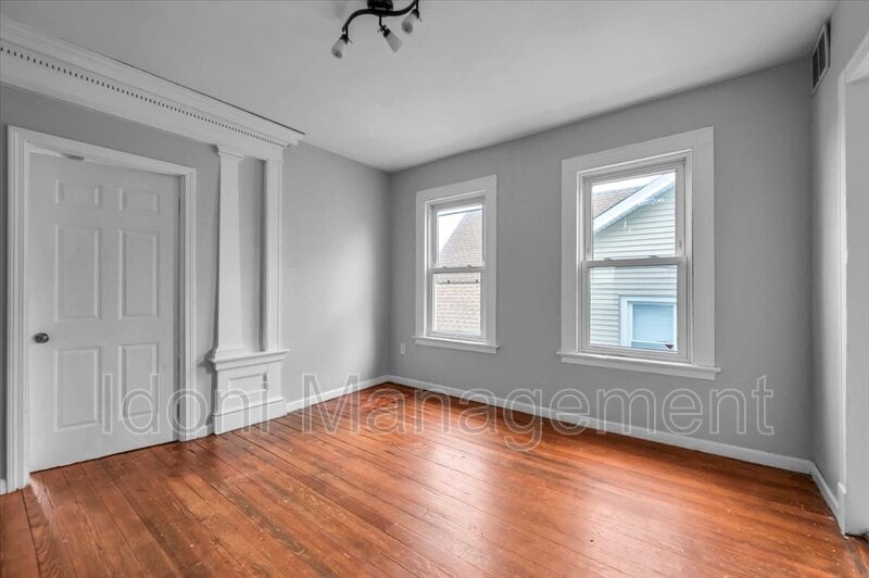 33 Giles St in Waterbury, CT - Building Photo