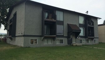Rivercrest Villas in Calgary, AB - Building Photo