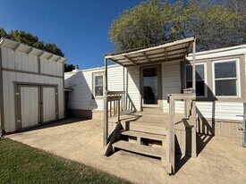 220 Bark Ln in San Antonio, TX - Building Photo