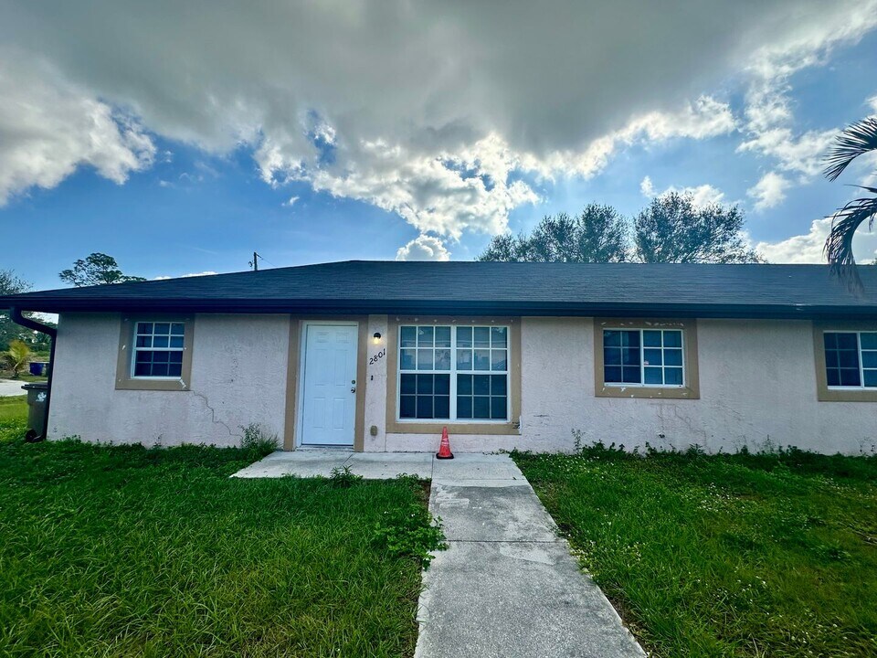 2803-2803 Todd Ave S in Lehigh Acres, FL - Foto de edificio