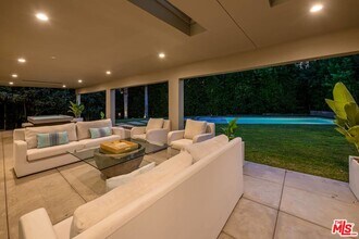 1085 Carolyn Way in Beverly Hills, CA - Foto de edificio - Building Photo