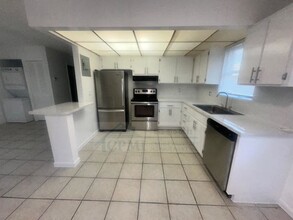 622 NE 14th Ave in Fort Lauderdale, FL - Building Photo - Interior Photo