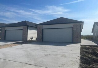 5224 N Cypress Cir in Wichita, KS - Building Photo - Building Photo