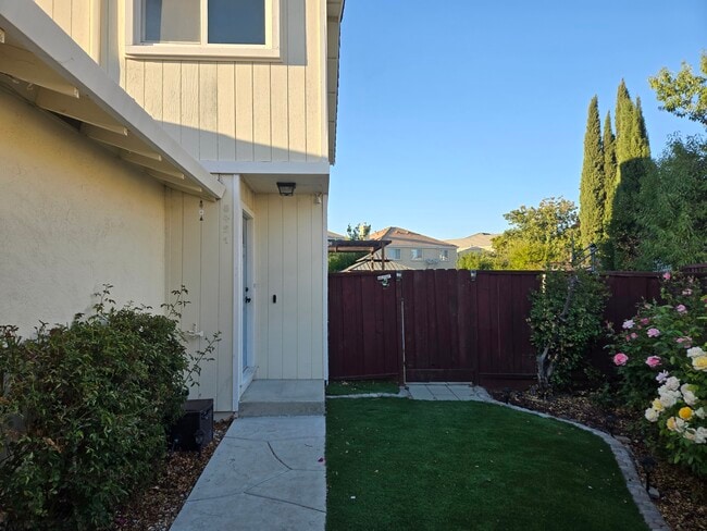 8421 Locust Pl N in Dublin, CA - Building Photo - Building Photo
