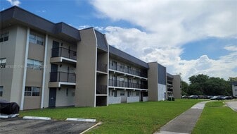 7820 S Colony Cir in Tamarac, FL - Building Photo