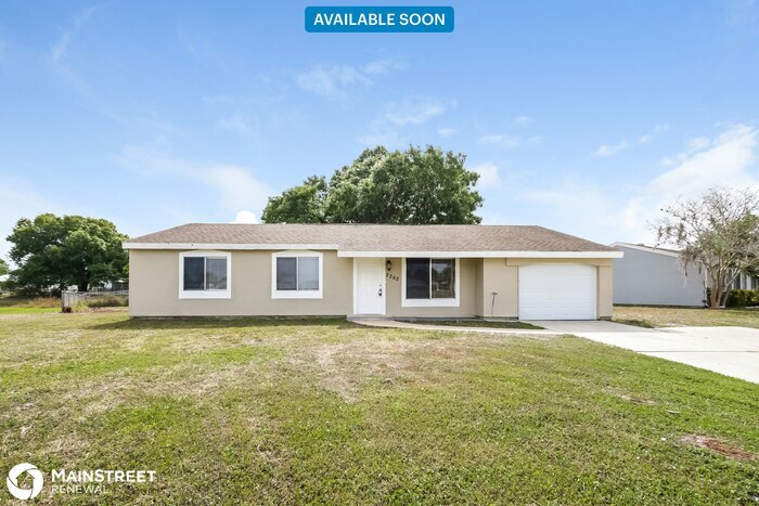 3262 Montclair Cir in North Port, FL - Building Photo