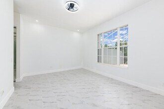 249 NW Bentley Cir in Port St. Lucie, FL - Foto de edificio - Building Photo