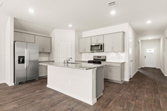210 Briggs Ln in San Marcos, TX - Foto de edificio - Building Photo