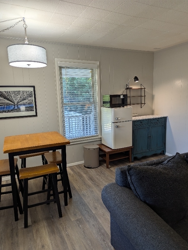 6 E Glade St