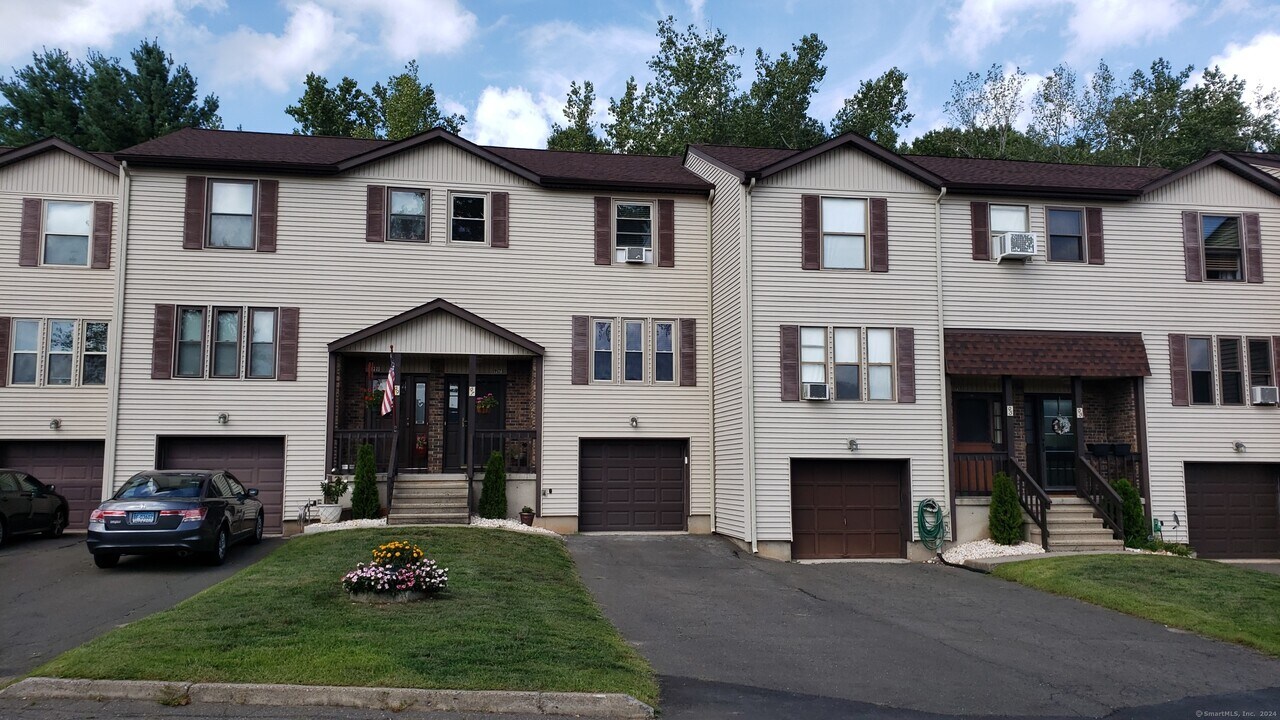 97 Country Hill Rd in Naugatuck, CT - Foto de edificio