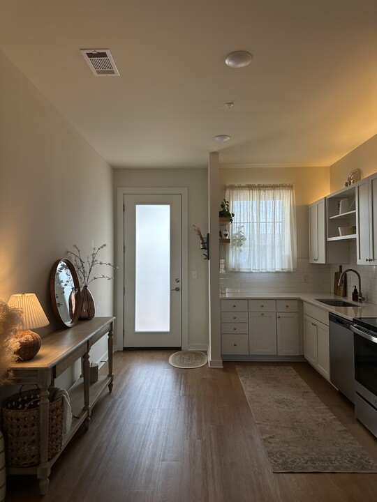 600 E Trinity Ln, Unit 206 in Nashville, TN - Foto de edificio