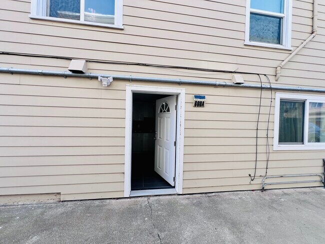 660 Railroad Ave, Unit 660 in South San Francisco, CA - Foto de edificio - Building Photo