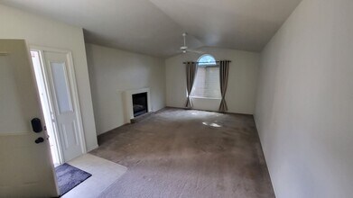 562 NE Negus Loop in Redmond, OR - Building Photo - Building Photo