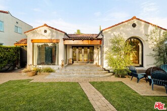 826 N Kilkea Dr in Los Angeles, CA - Building Photo - Building Photo