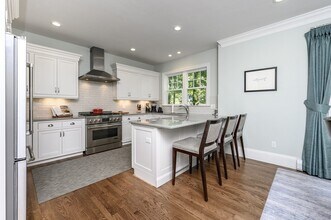 56 Waverley Ave in Newton, MA - Foto de edificio - Building Photo