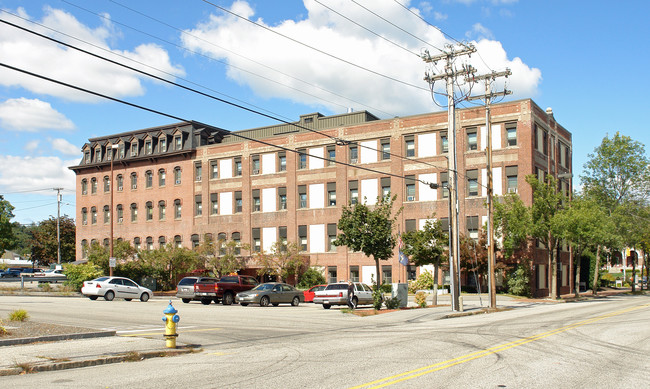 Heritage Court in Auburn, ME - Foto de edificio - Building Photo