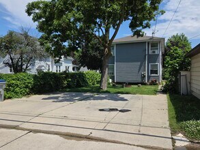 453 S 72nd St, Unit upper in Milwaukee, WI - Building Photo - Building Photo