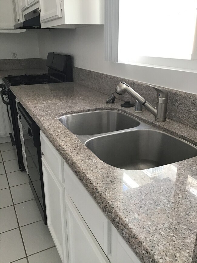 11655 Gorham Ave in Los Angeles, CA - Building Photo - Building Photo
