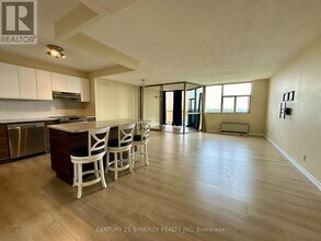 2760 Carousel Crescent in Ottawa, ON - Building Photo - Building Photo