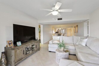 1201 Seafarer Cir in Jupiter, FL - Foto de edificio - Building Photo