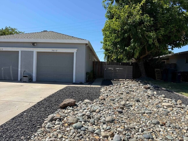 3613 Cody Way in Sacramento, CA - Building Photo - Building Photo