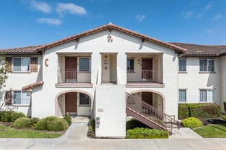 Jasmine at Founders Village Senior Housing in Fountain Valley, CA - Foto de edificio - Building Photo