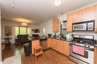 2035 W Crystal St in Chicago, IL - Building Photo - Building Photo