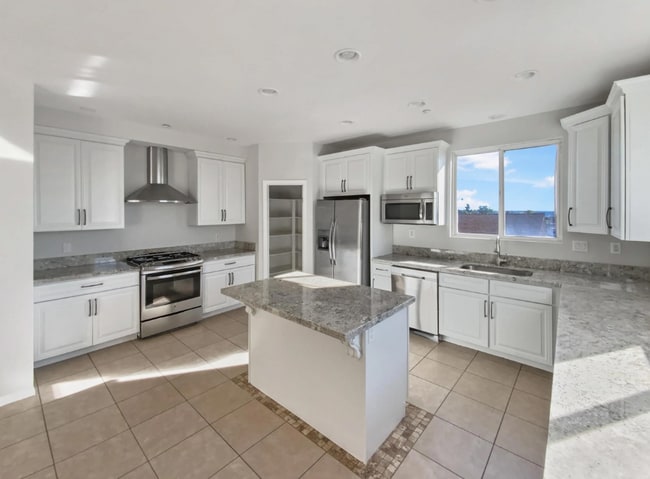 1504 San Bernardino Ave in Spring Valley, CA - Foto de edificio - Building Photo