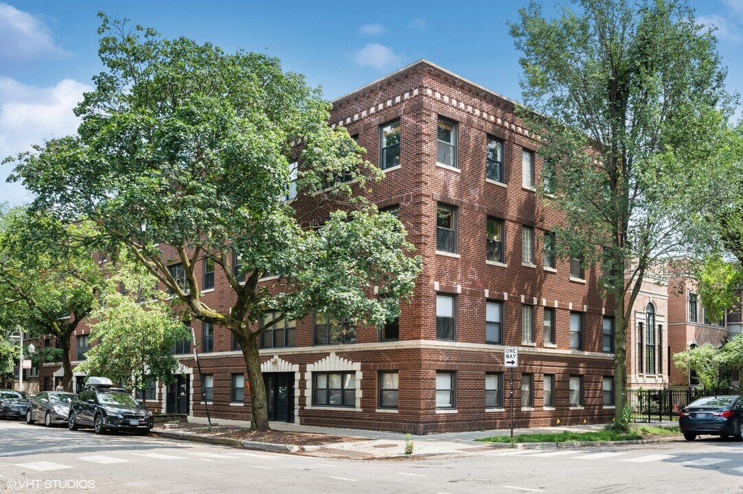 1253 W Roscoe St in Chicago, IL - Building Photo