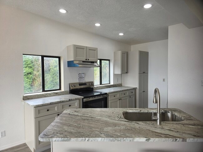 1047 Wharf St in Brookings, OR - Building Photo - Building Photo