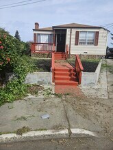 10904 Robledo Dr in Oakland, CA - Building Photo - Building Photo