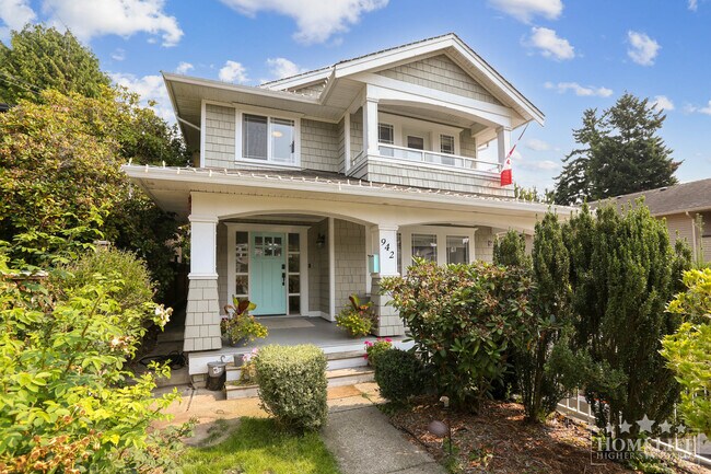 942 Maple St in White Rock, BC - Building Photo - Building Photo