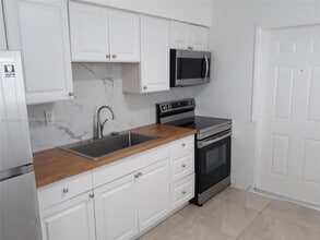 605 NW 4th Ct-Unit -1 in Hallandale Beach, FL - Building Photo - Building Photo