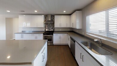 5768 Mary Ln Dr in San Diego, CA - Building Photo - Building Photo