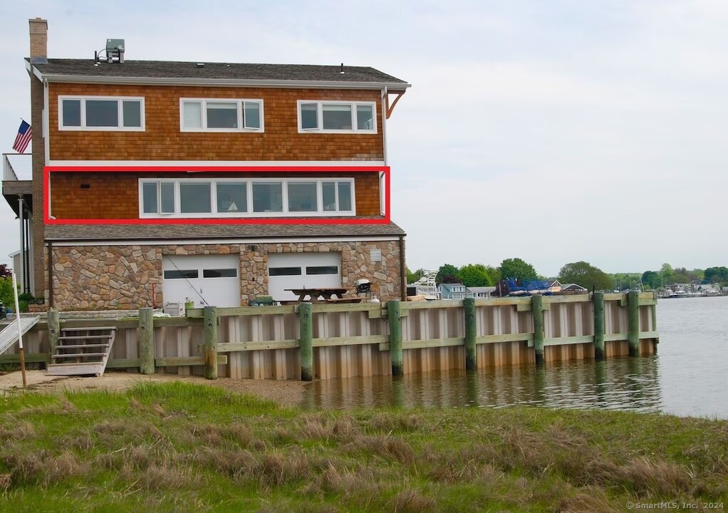 37 Roseleah Dr in Stonington, CT - Building Photo