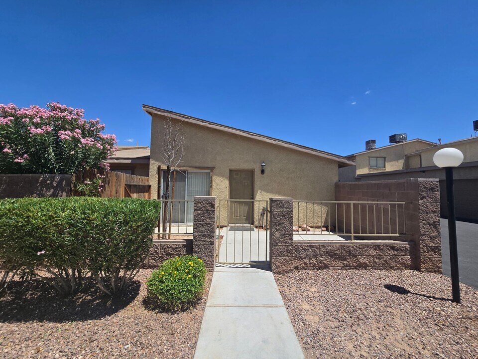 2200 Short Pine Dr in Las Vegas, NV - Building Photo