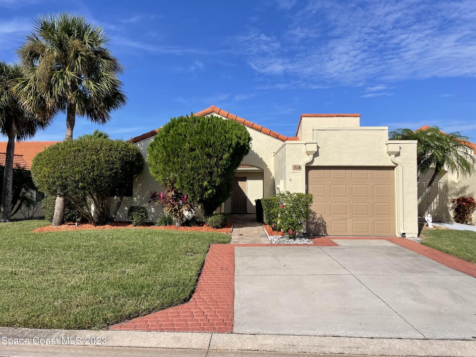 718 Pine Island Dr in Melbourne, FL - Building Photo