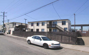 11046-11056 San Leandro St in Oakland, CA - Building Photo - Building Photo