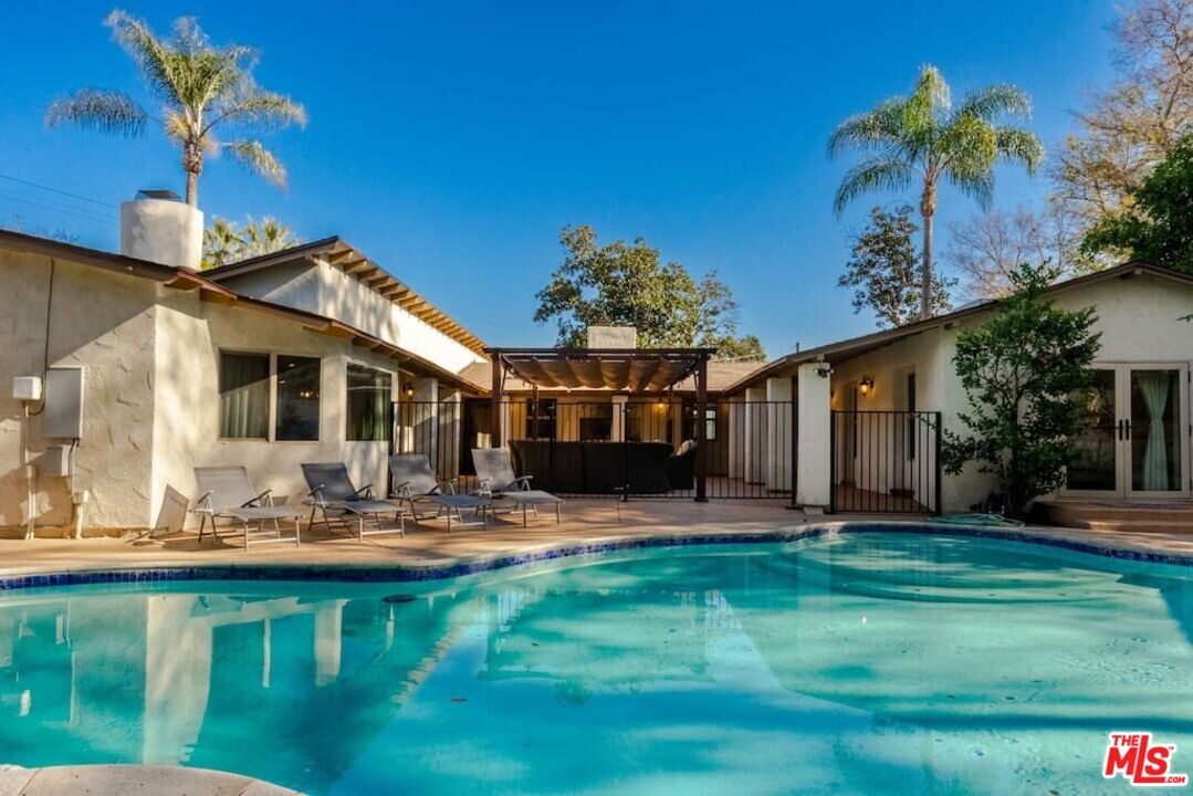 4555 Mariota Ave in Los Angeles, CA - Foto de edificio